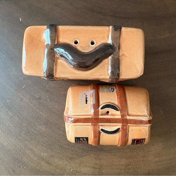Vintage Ceramic Suitcase Salt & Pepper Set - new in original box! - Picture 4 of 10